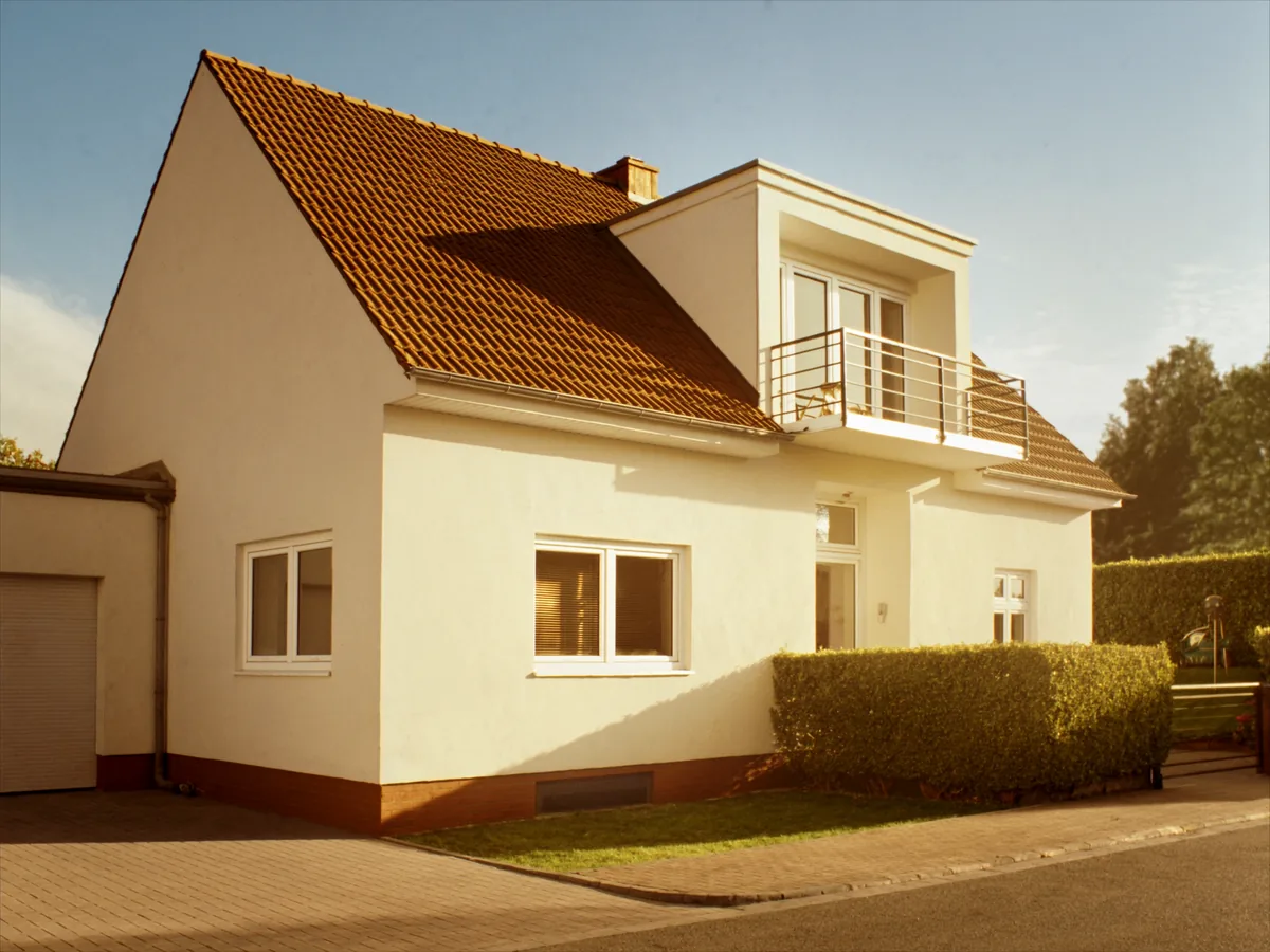 Freistehendes Einfamilienhaus aus den 1970er-Jahren mit neuen weißen Fenstern
