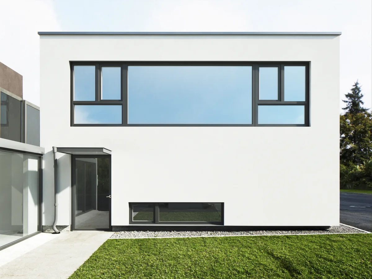 Modernes Stadthaus in Metzingen mit breitem Fensterband
