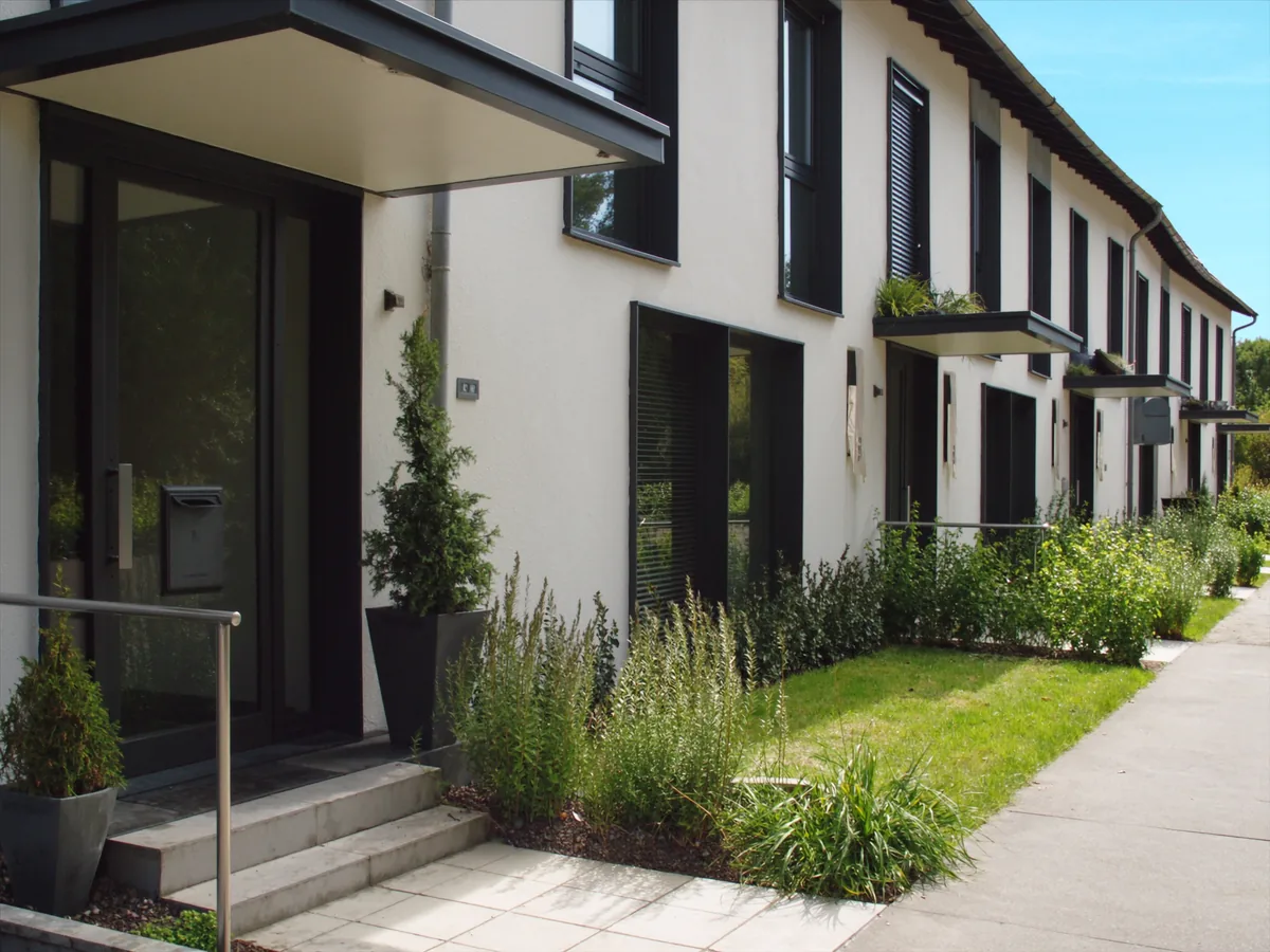 Neu gebaute Reihenhauszeile in Nürtingen mit bodentiefen Fenstern